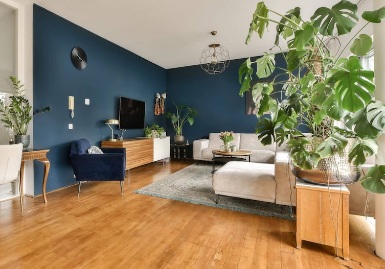 Wohnzimmer mit blauer Wand