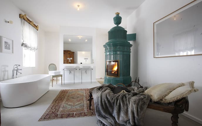 Wohnen, freistehende Badewanne, Wohnidee, Kamin