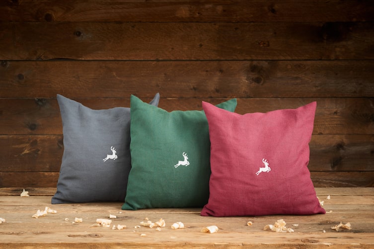 Zirbenkissen mit aufgesticktem Hirsch, Servus am Marktplatz