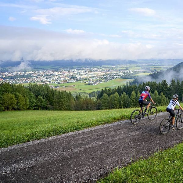 Zwei Radfahrer fahren auf der Murtalblick-Runde