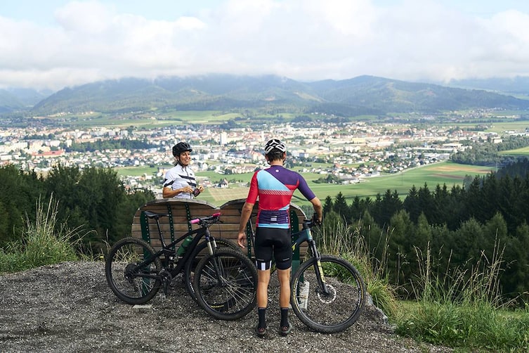 Zwei Radfahrer machen Pause - Murtalblick-Runde