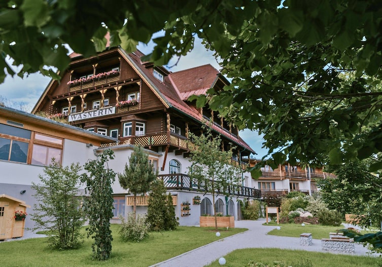 DIE WASNERIN Das Hotelgebäude im Sommer von außen fotogfrafiert