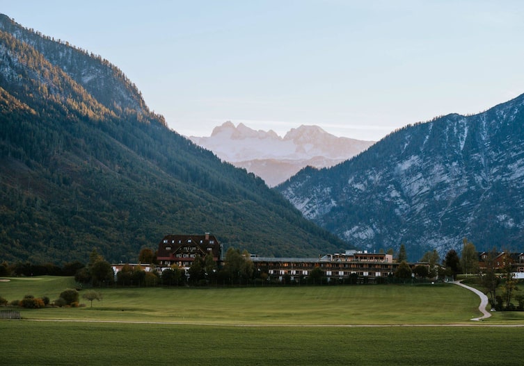 Landschaftblick in die Berge, davor steht das Hotel DIE WASNERIN