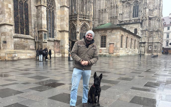 Hundeflo Florian Günther mit seiner Hündin Trudi am Wiener Stephansplatz.