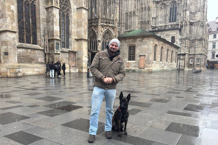 Hundeflo Florian Günther mit seiner Hündin Trudi am Wiener Stephansplatz.