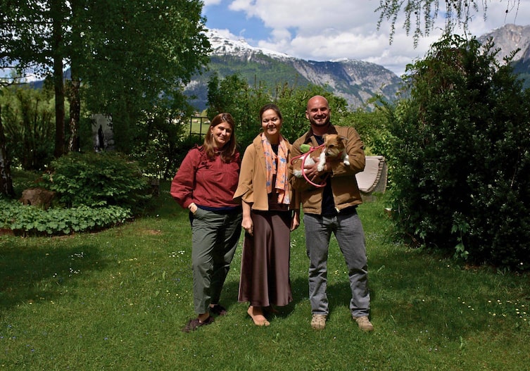 DIE WASNERIN-Geschäftsführerin Petra Barta mit Hundeflo Florian Günther und Mesi Tötschinger