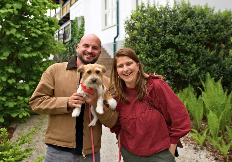 Hundeflo Florian Günther erklärt im Servus Hundepodcast, worauf es ankommt, wenn man einen entspannten Urlaub mit Hund genießen möchte.