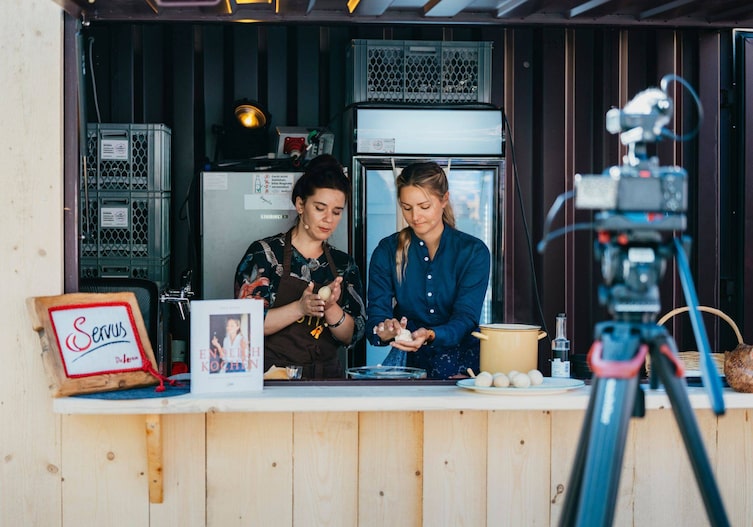 Paula Bründl und Julia Zotter beim Live Podcast