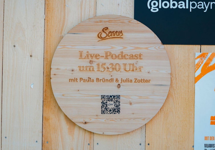 Schild mit Ankündigung vom Live Podcast