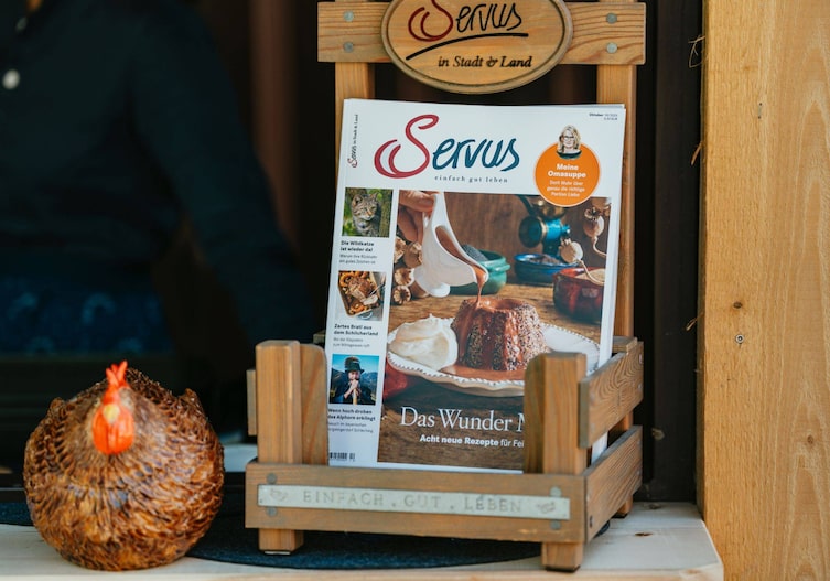 Aufsteller mit Servus Magazinen bei dem Live Podcast