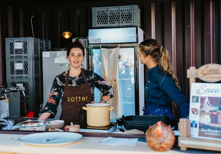 Paula Bründl und Julia Zotter beim Live Podcast