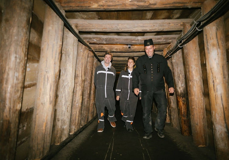 Harald, Mesi und Anderl erkunden gut gelaunt die Stollen.