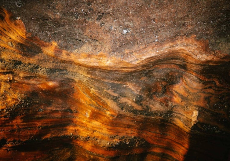 Die Farben der Salzwand entstehen durch die Einschlüsse von Mineralien, wie Eisen.