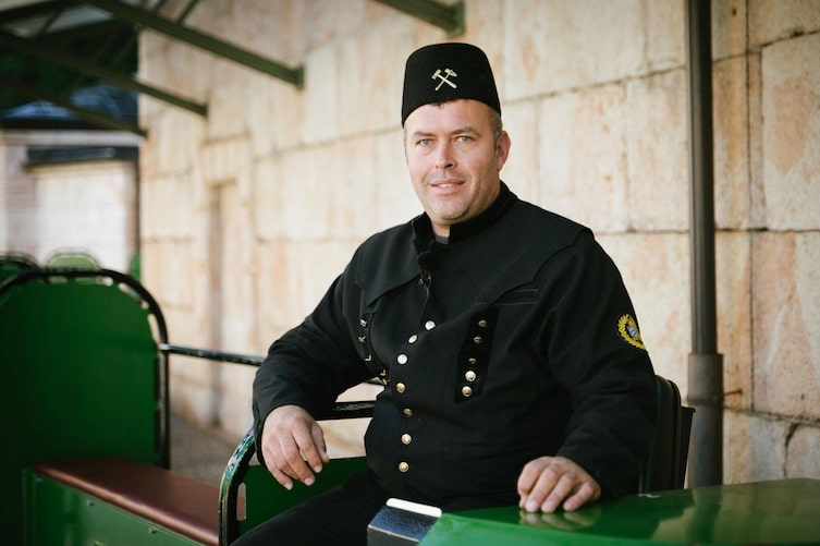 Bergmann Anderl Neumayer führt durch das Salzbergwerk Berchtsgaden.