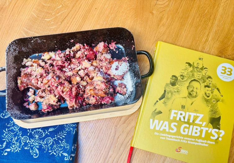 Der fertige Grießschmarrn mit Beeren. Das Rezept stammt aus dem ersten Kochbuch von ÖFB-Koch Fritz Grampelhuber.