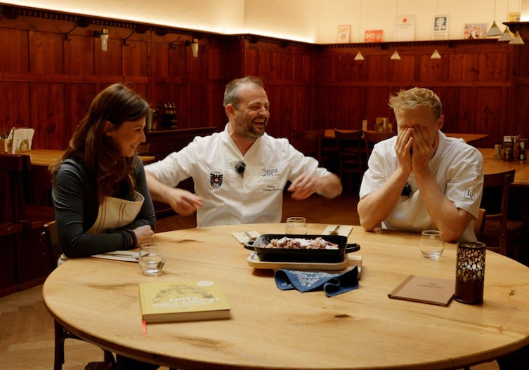 Julia Kienast, Fritz Grampelhuber, Xaver Schlager in der Gaststube des Dorfrichter in St. Valentin.