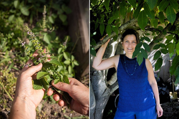 Andrea Heistinger in ihrem Garten und mit Tulsi Basilikum in der Hand