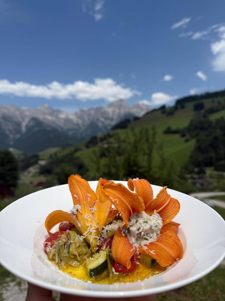 Gefüllte Taglilie auf Salat
