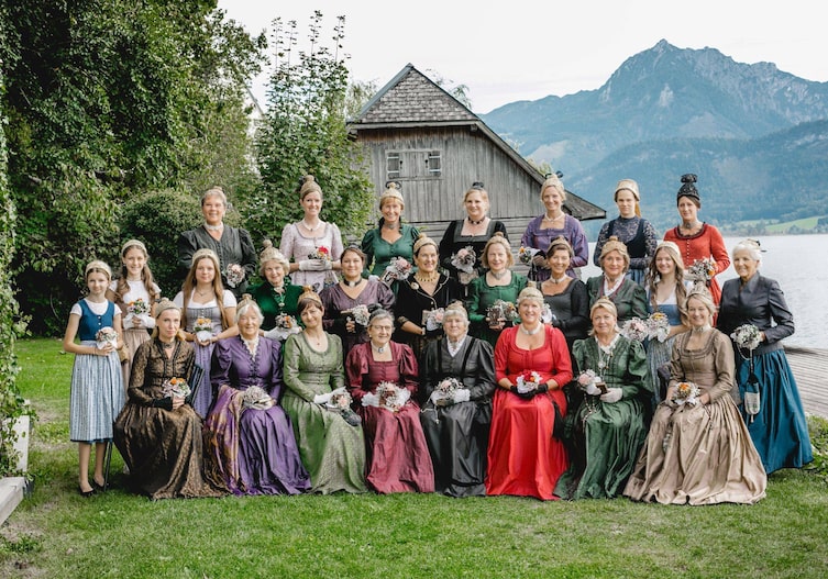 Die Goldhaubenfrauen von St. Wolfgang 1. Reihe (sitzend v. li.): Eva Adlhart, Elisabeth Gadocha, Ursula Bahr, Renate Hinterberger, Mini Hödlmoser, Gerlinde Grundler, Uschi Wallner, Franziska Gastberger. 2. Reihe (v. li.): die drei Goldbandmädchen Ines Bahr, Paula Wipplinger, Julia Hinterberger; Christa Hödlmoser, Theresa Raffler, Beatrix Nemetschke, Barbara Gandl, Michaela Tucek, Erika Eilenberger, Goldbandmädchen Elisa Hödlmoser, Gabriele Hödlmoser. 3. Reihe (v. li.): Maria Wipplinger, Elizabeth Birchall, Elfriede Höplinger, Cosima Lensing, Astrid Hinterberger, Häubchenmädchen Cosima Lensing, Cornelia Wipplinger.