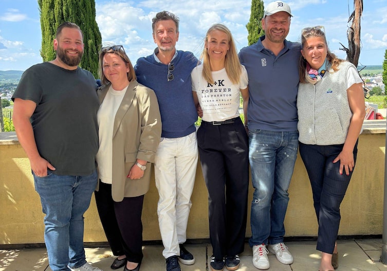 Benny und Nina Schreiner, Harald Nachförg, Marlene und Markus Kirnbauer sowie Mesi Tötschinger auf der Terrasse des Weinguts K&K Kirnbauer