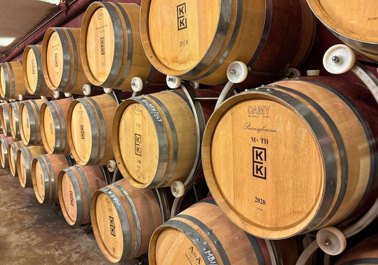 Im Weinkeller lagern um die 1.000 Fässer mit 250.000 Liter Wein.