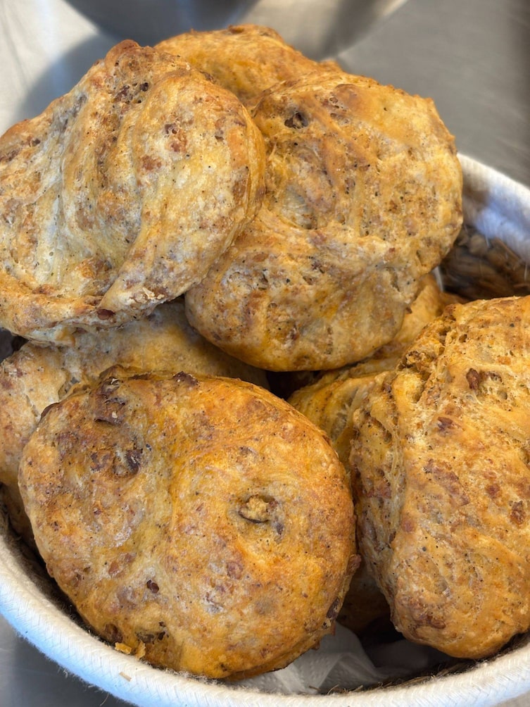 Grammelpogatscherl in einem Brotkorb