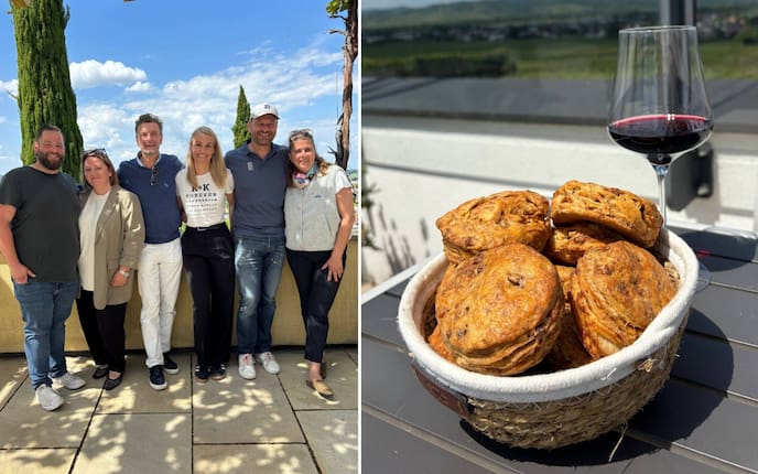 Benny und Nina Schreiner, Harald Nachförg, Marlene und Markus Kirnbauer und Mesi Tötschinger gut gelaunt am Weingut K&K Kirnbauer.
