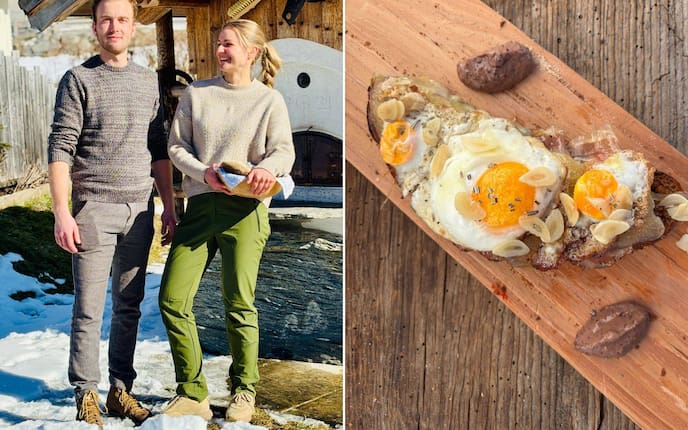 Sebastian Kreuzer und Paula Bründl bereiten im handgemachten Holzofen in Großarl einen herzhaften Bauerntoast zu.