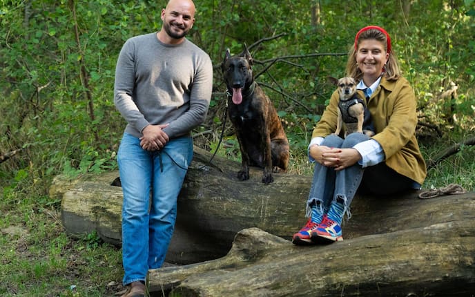 Hundeflo Florian Günther und Mesi Tötschinger mit ihren Hündinnen Trudi und Wilma.