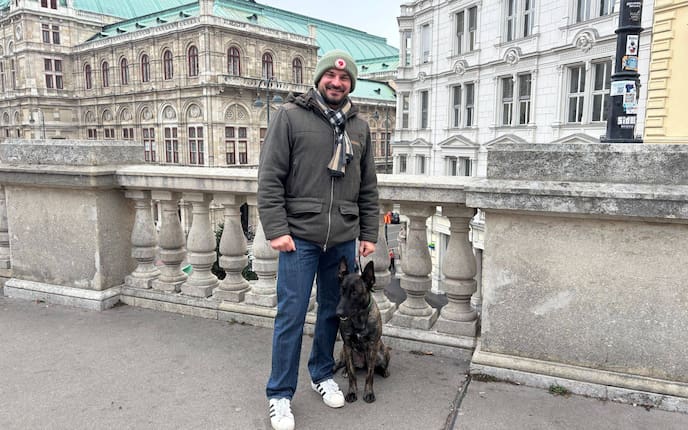Hundeflo Florian Günther und Hündin Trudi vor der Oper in Wien.