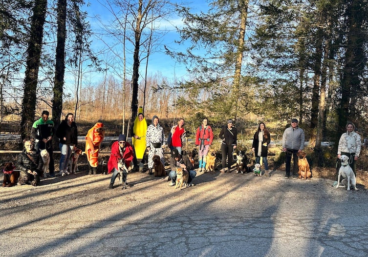 Frauerl, Herrl und Gscherl machen sich gut gelaunt und verkleidet auf zum Faschingsspaziergang.