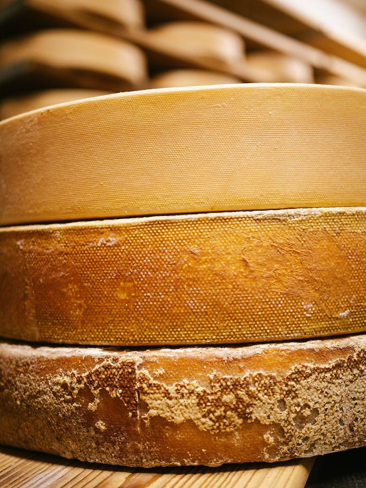 Je dunkler die Rinde des Käselaibes, desto älter ist das gute Stück.