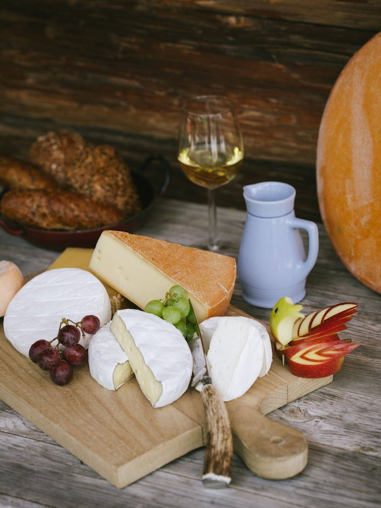 Brett mit Käsesorten der Familie Huber auf der Faulbrunn Alm in Galtür.