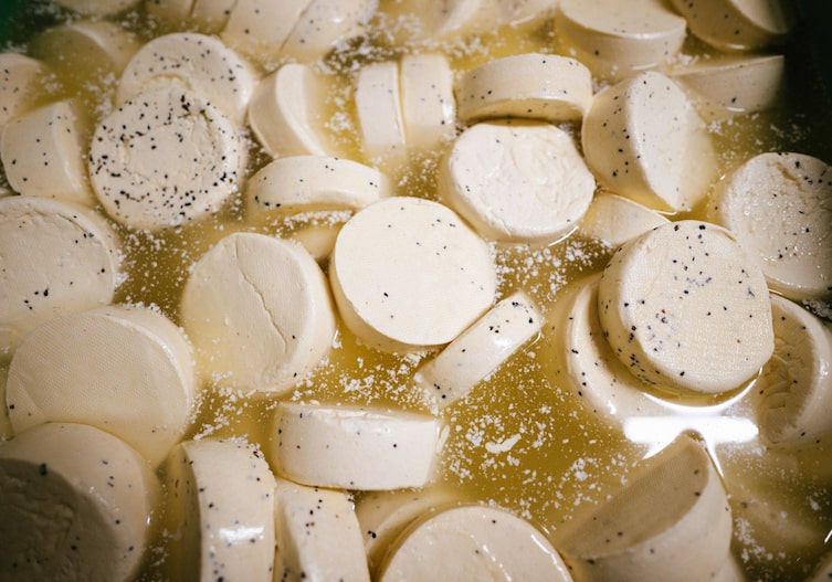 Hier schwimmt Trüffelweichkäse in der Salzlake.
