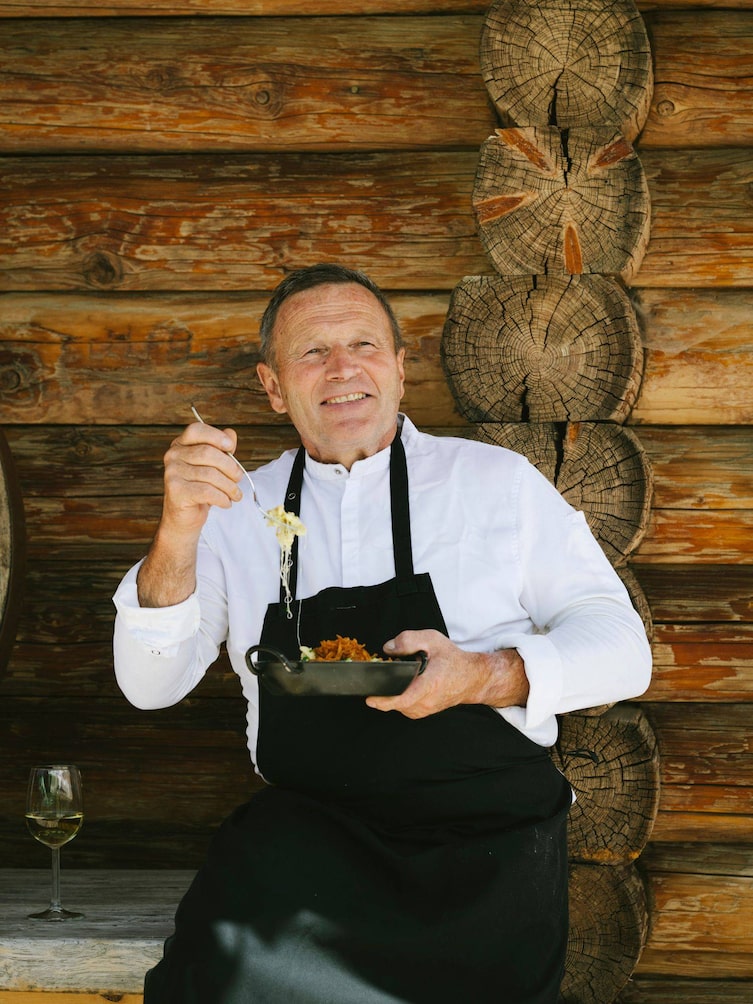 Koch und Senner Hermann Huber genießt seine Kasspatzln.