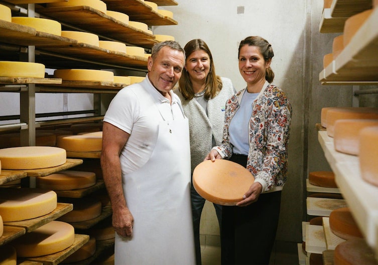 Harald Huber, Mesi Tötschinger (mitte) und Beatrix Hammerschmied im Käsereiferaum der Familie Huber.