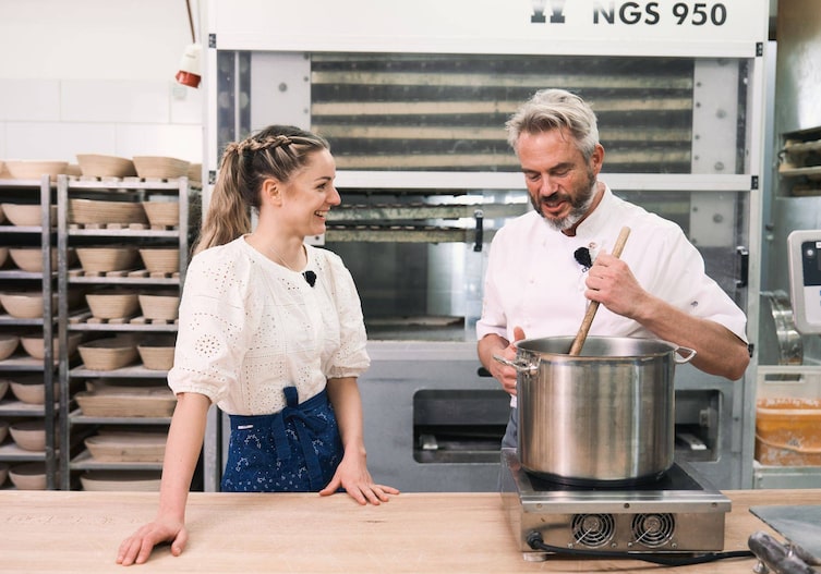 Paula Bründl kocht mit Berthold Forstner vom Unterbäck ein Kochstück für das Gerstenbaguette.