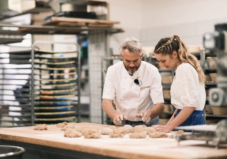 Berthold Forstner vom Unterbäck mit Paula Bründl in der Backstube.