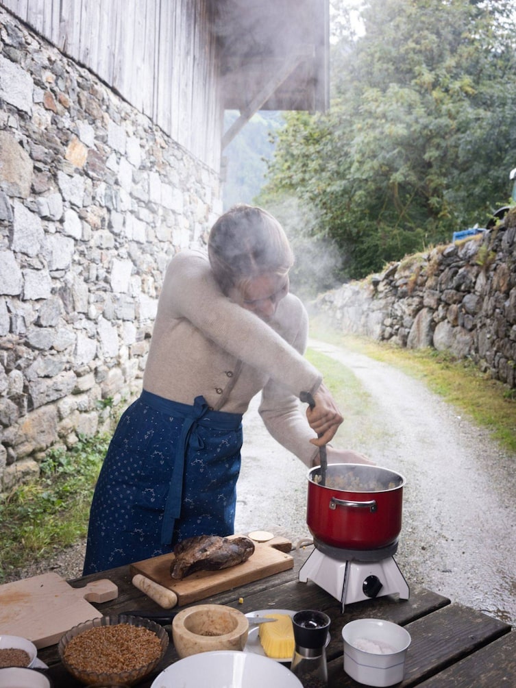 Paula Bründl beim Suppenkochen am Felderhof in Südtirol.