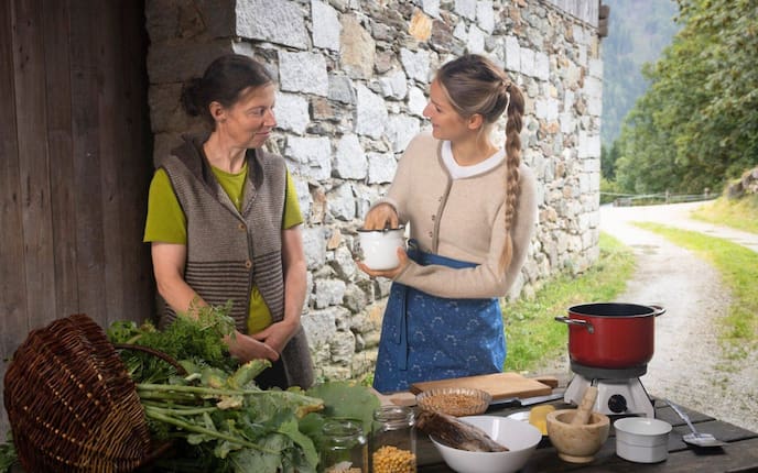 Sabine Schrott Prenn und Paula Bründl beim Suppenkochen am Felderhof in Südtirol.