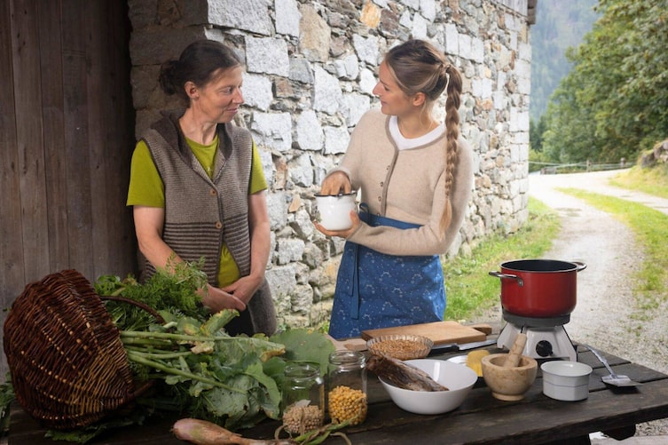 Sabine Schrott Prenn und Paula Bründl beim Suppenkochen am Felderhof in Südtirol.