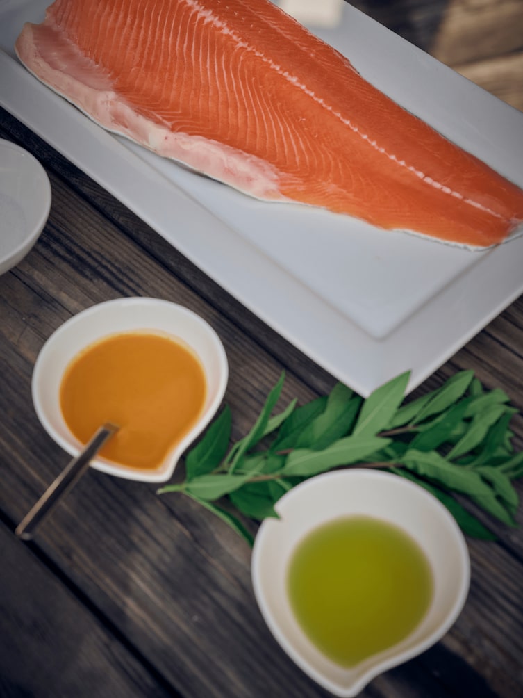 Die Lachsforelle kommt aus Markus Limaruttis Aquakultur, die Fische werden im Wasser des sogenannten Mühlbachs, das Sanddornmark und die Zitronenverbene sorgen für sommerliche Frische.