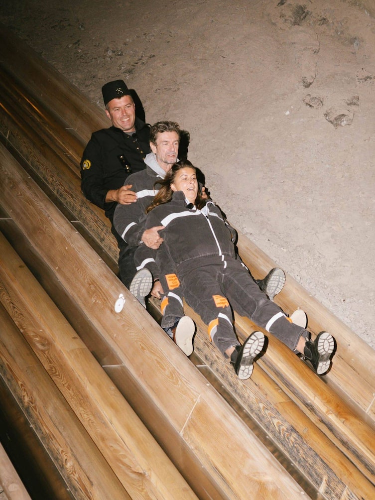 Die Bergmannsrutsche ist ein Höhepunkt der Führung durch das Salzbergwerk.