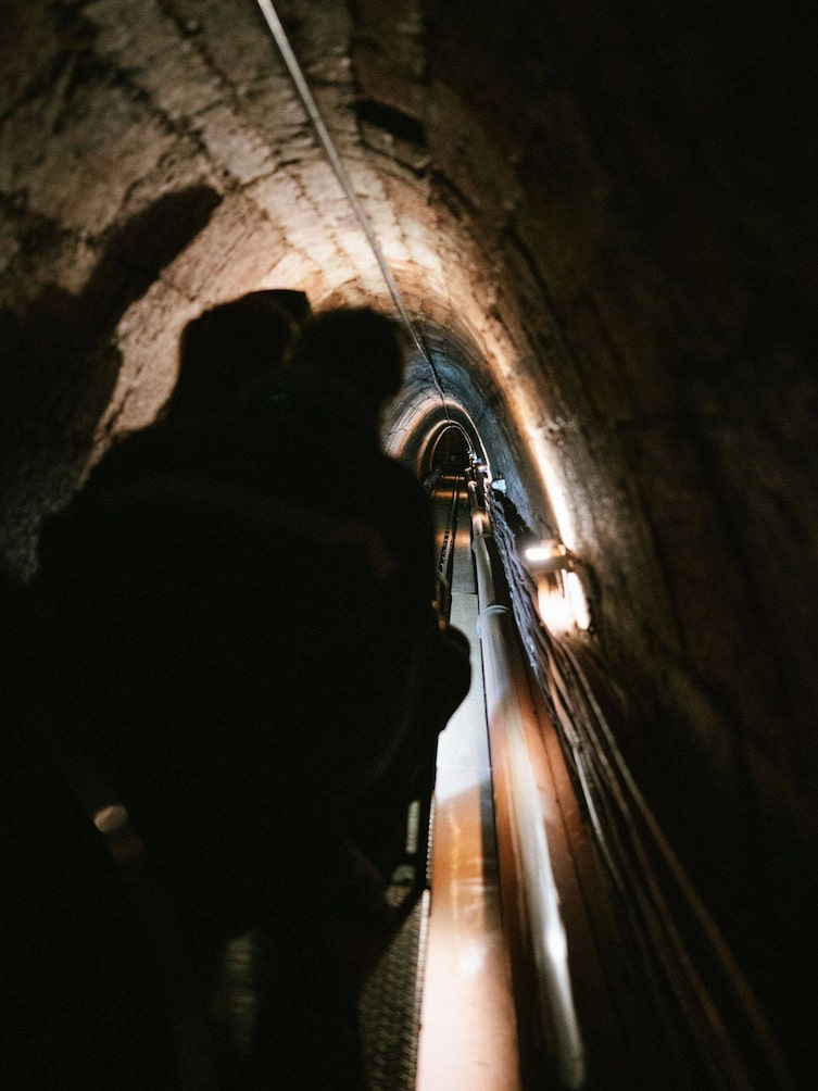 Harald, Mesi und Anderl fahren mit der Grubenbahn in das Salzbergwerk Berchtesgaden.