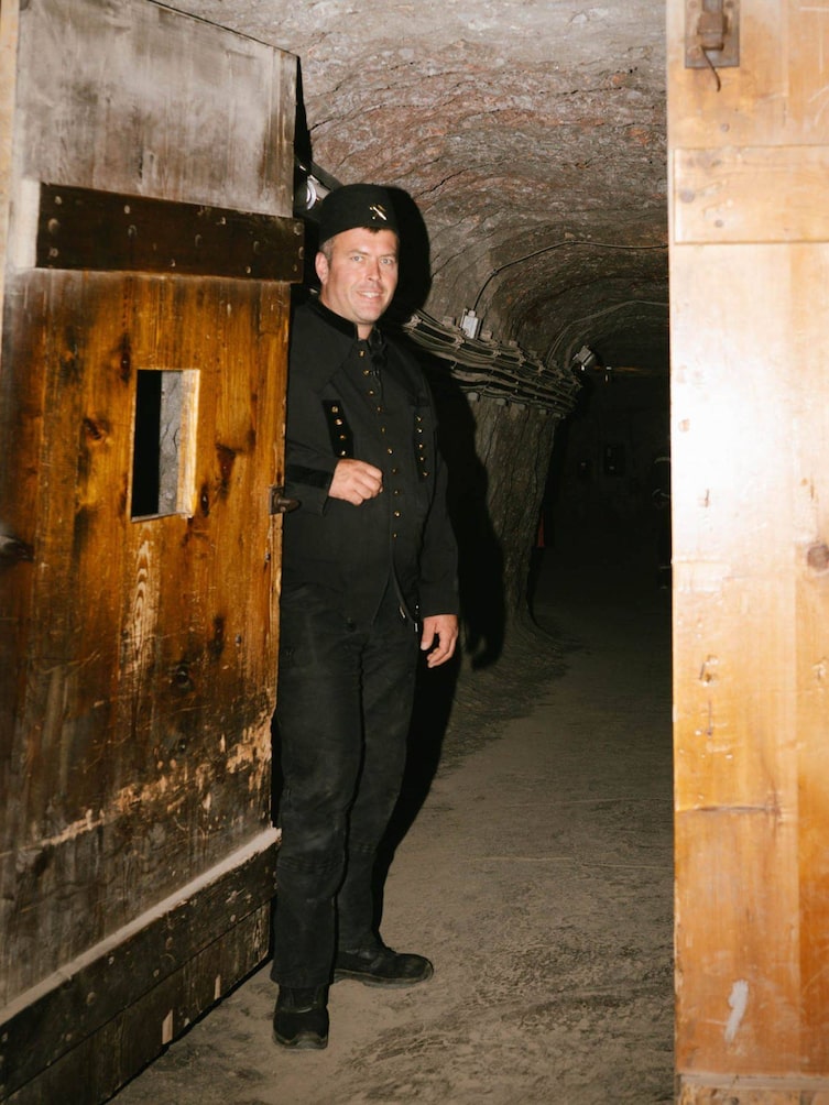 Anders Neumayer führt durch den Berg – und über Tage als Progoder traditionelle Berchtesgadener Hochzeiten an.