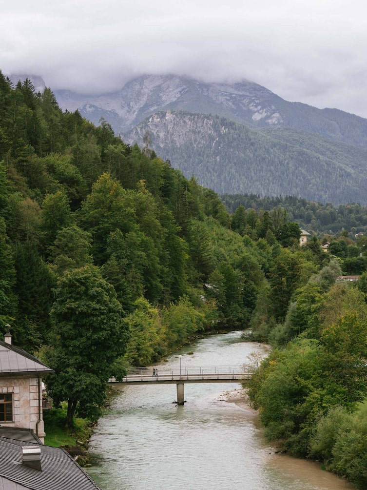 Das Salzbergwerk Berchtesgaden liegt nahe der Grenze zu Österreich. Es befindet sich inmitten der idyllischen Berglandschaft der Berchtesgadener Alpen.