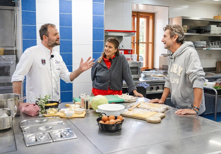 Fritz Grampelhuber, Mesi Tötschinger und Harald Nachförg bereiten gemeinsam Krautfleckerl zu.