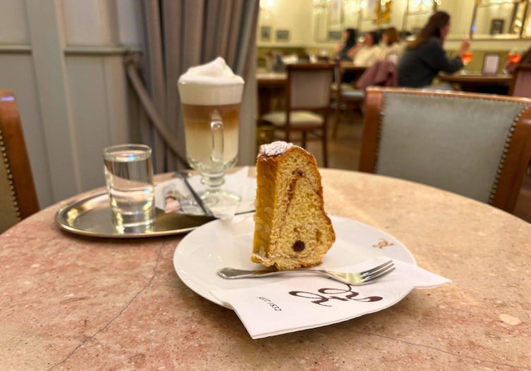 Zum Schratt-Gugelhupf passt ein wunderbar ein Milchkaffee.