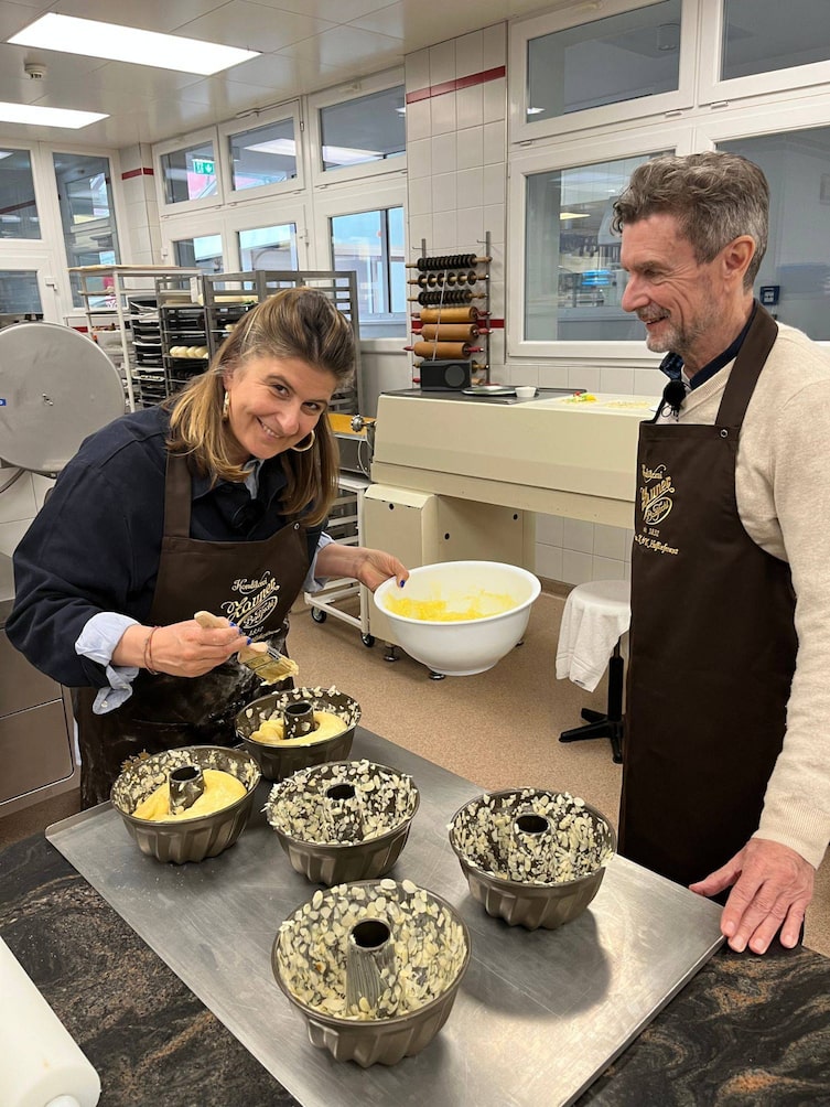 Unter fachkundiger Anleitung wird der Germteig für den Schratt-Gugelhupf von Mesi Tötschinger mit Butter bestrichen. Harald Nachförg lernt und staunt.