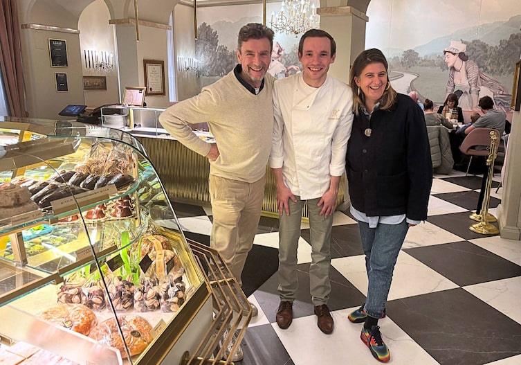 Harald Nachförg, Philipp Zauner und Mesi Tötschinger gut gelaunt im Kaffeehaus.